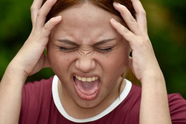 Stresli Çekici Asyalı Tişört Giyiyor