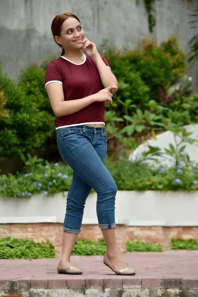 Krásná Ryšavý Ženské Rozhodnutí Dělat Nosit Džíny Venku — Stock fotografie