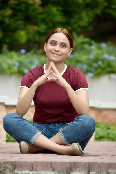 Eine Hoffnungsvolle Philippinische Frau Sitzt — Stockfoto