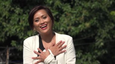 Takdir Eden Güzel Asyalı Kadın