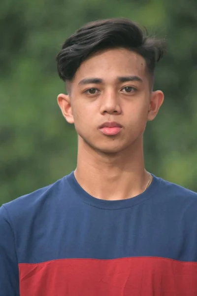 Serio Joven Filipino Chico Adolescente — Foto de Stock