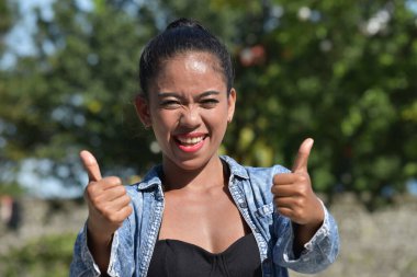 Baş Parmaklı Bir Kadın