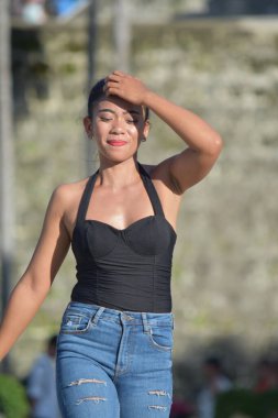 Ciddi Genç Bir Kadın Yürüyüşü