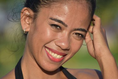 Gülümseyen Asyalı Kadın