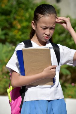 Stres Altındaki Güzel Okullu Kız