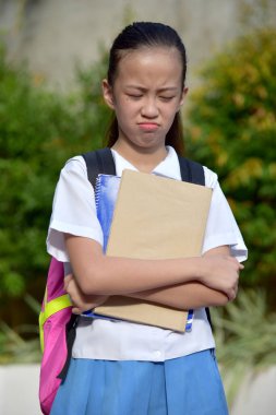 Not Defterli Üniforma Giyen Liseli Kız ve Tiksinti