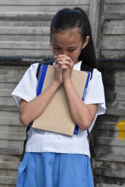 Not Defteri Giyen Dua Eden Kız Öğrenci