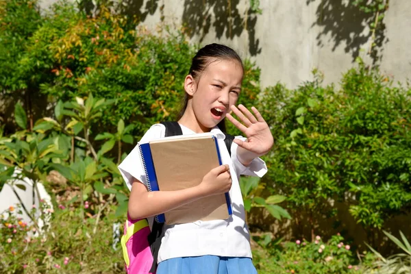 Linda Estudante Feminina Gesturing Stop Wearing Mochila — Fotografia de Stock