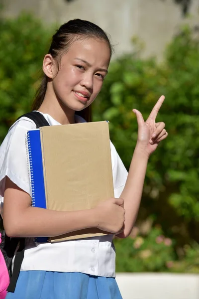 Inteligente Chica Bonita Estudiante Usando Uniforme Escolar Con Libros Texto —  Fotos de Stock