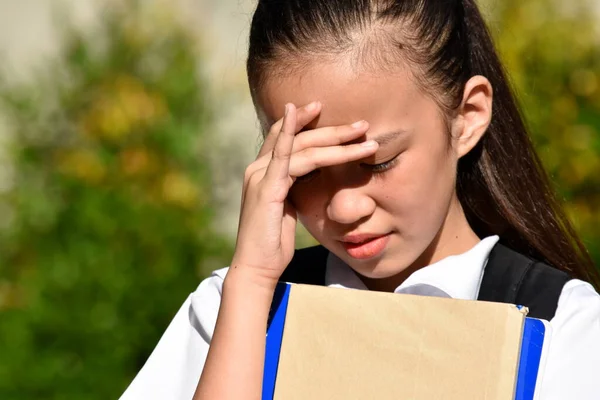 Güzel Filipinli Kadın Öğrenci Kitaplarla Stres Altında