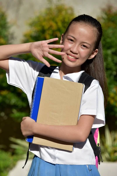 Vriendelijk Schattig Minderheid Student Tiener School Meisje Met Notitieboekjes — Stockfoto