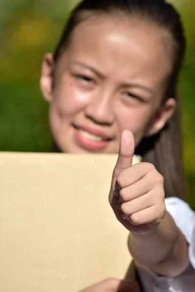 Étudiant Adolescent Écolière Avec Pouce Vers Haut Avec Des Livres — Photo