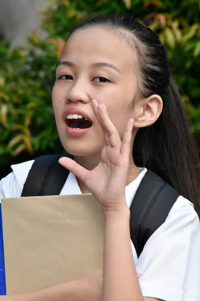 Uma Menina Escola Jovem Falando — Fotografia de Stock