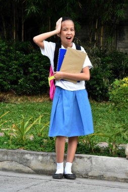 Şok olmuş Genç Öğrenci Ders kitaplarıyla ayakta