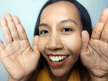 Çok çeşitli Kadın Komik Yüzler Yapıyor