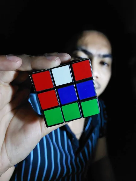 Ein Mann Hält Rubiks Würfel Isoliert — Stockfoto