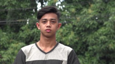 Ciddi bir Asyalı Genç Filipinli