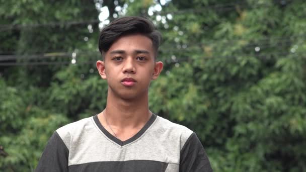 Un sérieux jeune asiatique philippin adolescent — Video