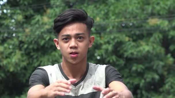 En arg asiatisk pojke tonåring — Stockvideo