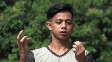 Asyalı bir ergen sayıyor.