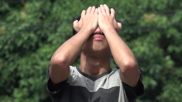 Beschaamd of moe tiener aziatische jongen — Stockvideo