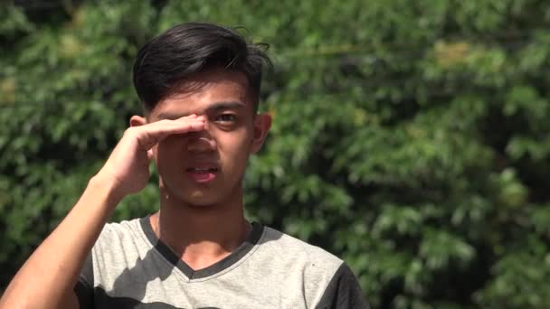 En sorglig gråtande filippinsk tonåring — Stockvideo