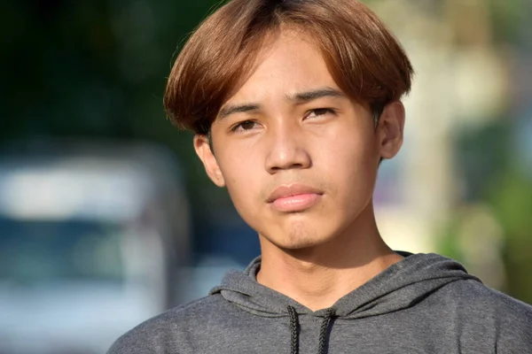 Seorang Youngster Laki Laki Filipina Yang Tidak Emosional — Stok Foto