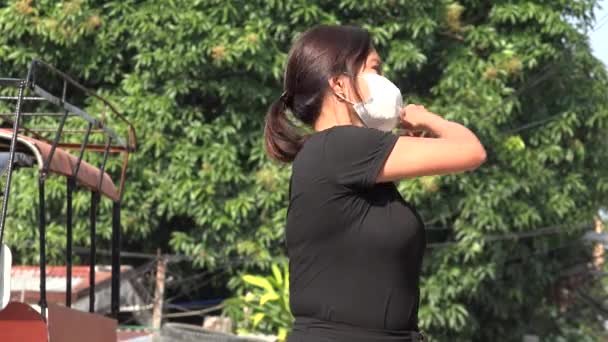 Azjatka szczęśliwie usuwa medyczną maskę twarzy — Wideo stockowe