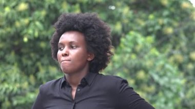 Ciddi bir Afrikalı Kadın Bakıyor