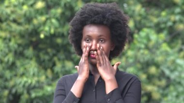 Alerjisi ve gülüşü olan Afrikalı kadın.