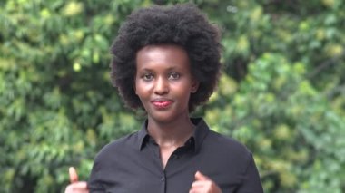 Irate Afrikalı Kadın Gülüşü