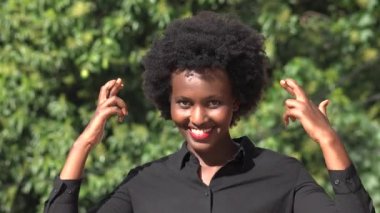 Şanslı bir genç siyah kadın.