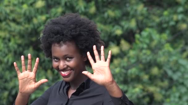 Gelukkig jong zwart vrouw en lachen — Stockvideo
