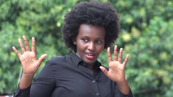 Een Afrikaanse vrouw met handen omhoog — Stockvideo
