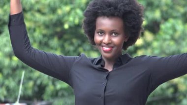 Güçlü bir Siyah Kadın Kaslarını esnetiyor