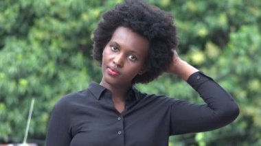 Mutlu Afrikalı Kadın Pozu