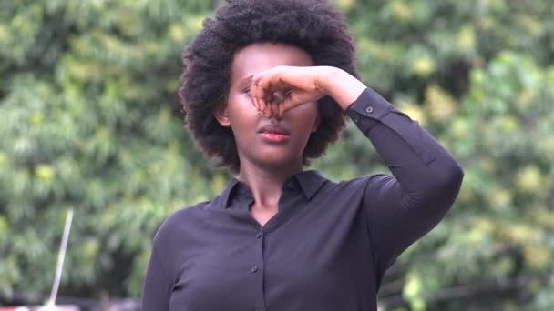 Чорна жінка смердючий запах або алергія — стокове відео