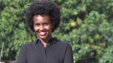 Gülümseyen Genç Siyah Kadın