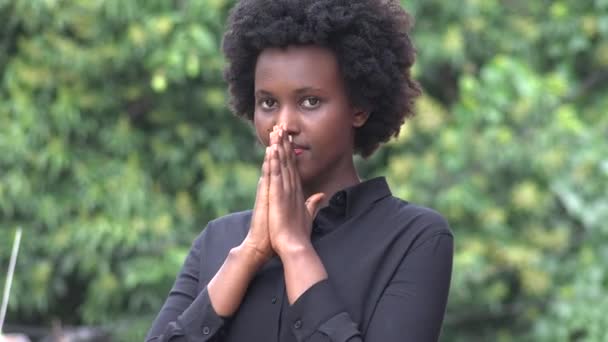 Африканська чорна жінка молиться або сподівається — стокове відео