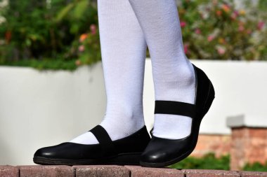 Bir Kadın Ayakkabısı ve Beyaz Pantolon