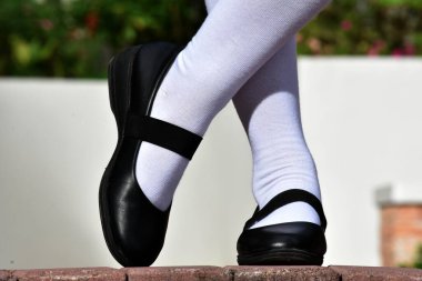 Dişi Ayakkabılar ve Rahatlayan Kız Çorapları