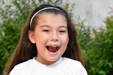 Güzel bir çocuk ve dışarıda kahkahalar