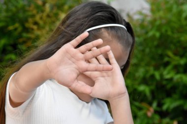 Genç Filipinli Çocuk Dışarıda Korkuyor