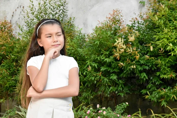 Uma Tomada Decisão Menina Philippina Fora — Fotografia de Stock