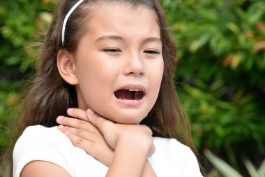 Dışarıda Güzel Filipinli Çocuklar Boğuluyor