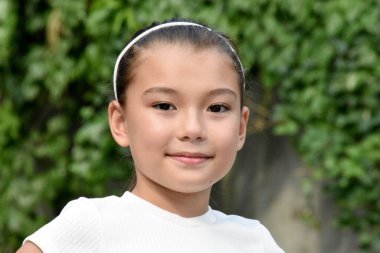 Ciddi bir Filipinli Kadın Çocuk Açık havada