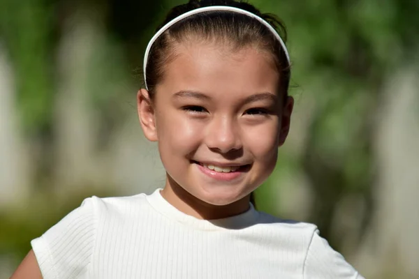 Uma Menina Diversa Bonito Sorridente Fora — Fotografia de Stock