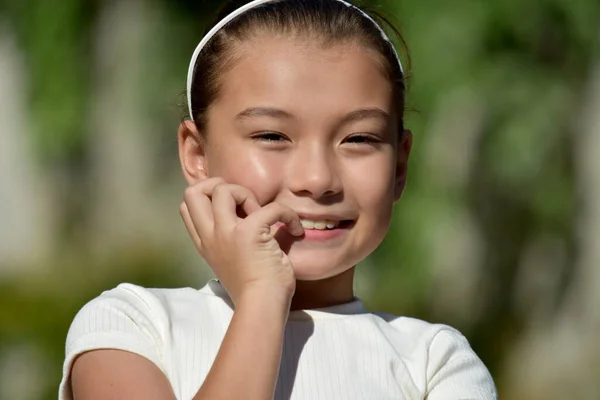 一个在外面思考的可爱的亚洲儿童 — 图库照片