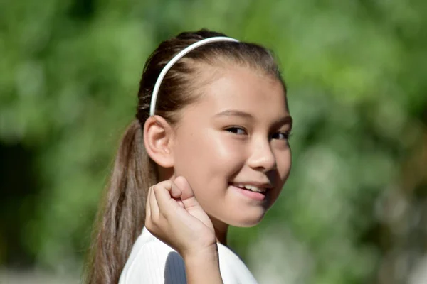 Молода Філіппінка Дівчина Щастя Зовні — стокове фото