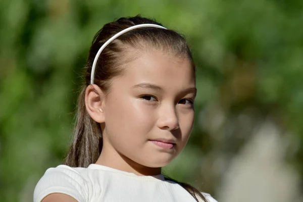 Uma Jovem Filipina Séria Fora — Fotografia de Stock